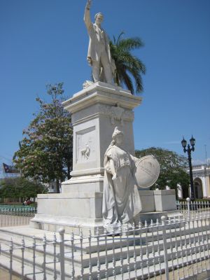 Estatua en el parque Marti