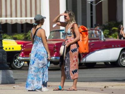 Cuba aspira a 3,5 millones de turistas en 2023 a pesar de limitaciones.