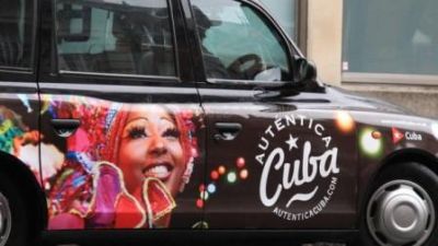 Cuba pasea en taxis por Londres.