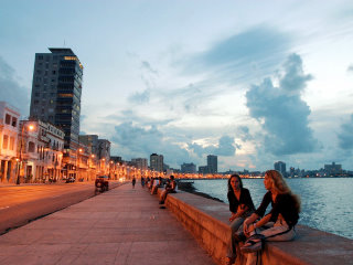 Promueven turismo cubano en importante feria comercial india