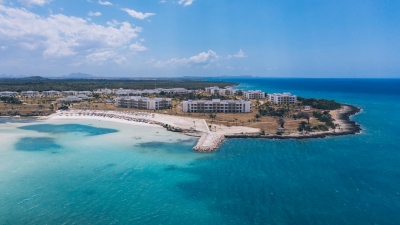 Iberostar Hoteles iza bandera en el Oriente de Cuba.
