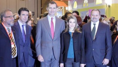 El Prncipe Felipe visita stand de Cuba en Feria de Turismo