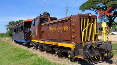 Regresa el tren turstico al Valle de los Ingenios en Trinidad de Cuba.